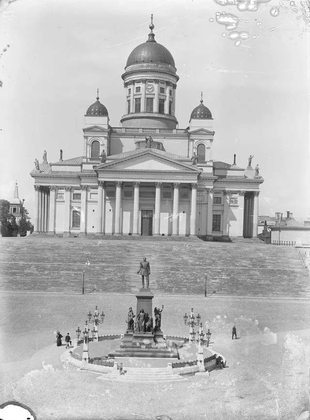 Памятник Александру II и Никольская церковь